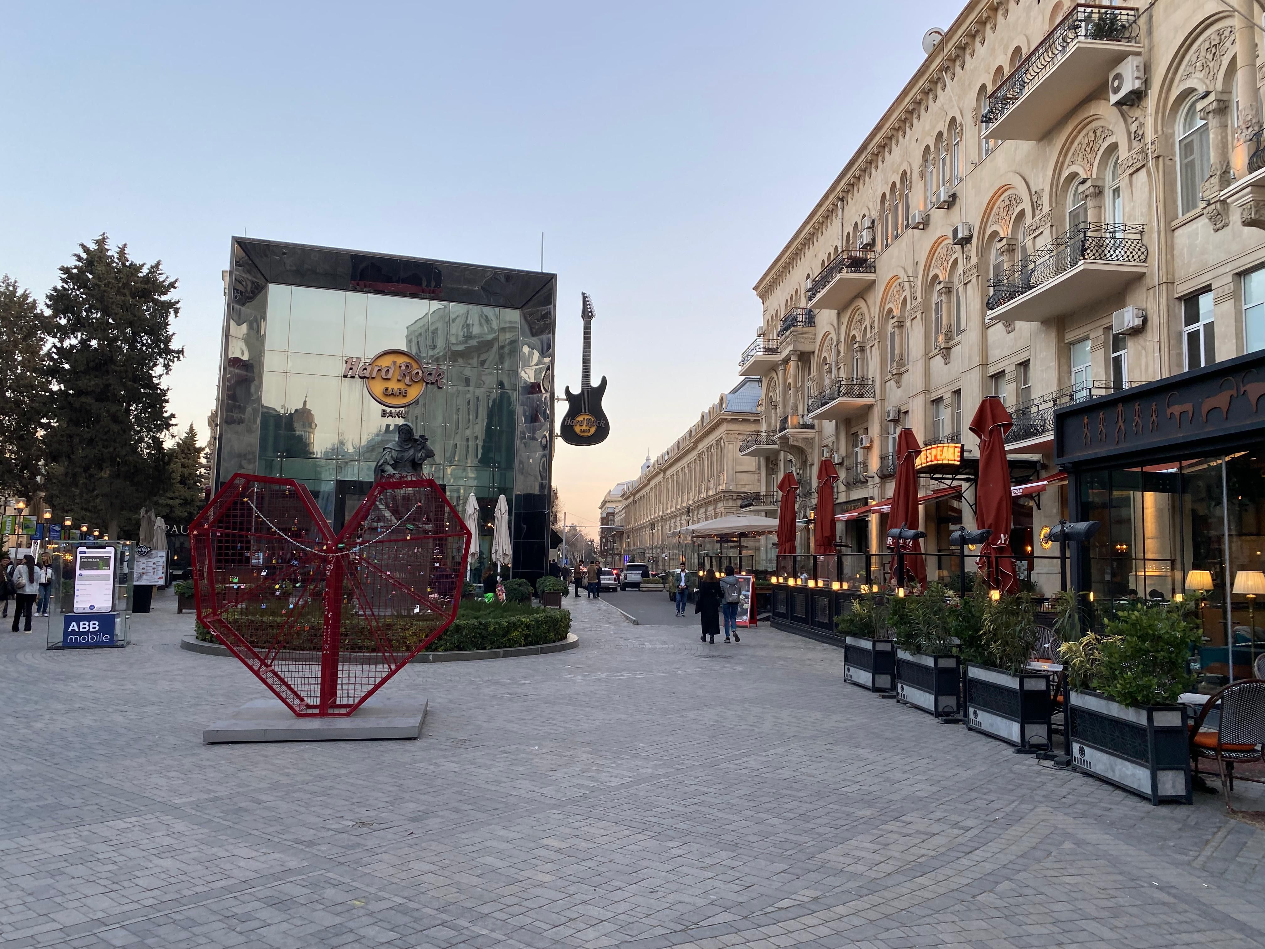 Natavan Monument возле площади Фонтанов